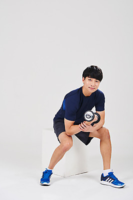 포토 JPG 스튜디오촬영 전신 남자 스포츠 실내 한명 앉기 성인 앞모습 30대 아령 한국인 성인남자한명만 국내포토 1 뷰포인트 모션 사람 동양인 내부 장년 남자한명만 성인남자만 파일형식