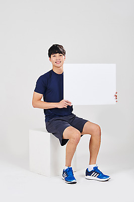포토 JPG 스튜디오촬영 전신 배너 남자 스포츠 사각프레임 광고판 알림판 실내 한명 들기 앉기 성인 앞모습 30대 한국인 성인남자한명만 국내포토 1 뷰포인트 모션 프레임 사람 동양인 내부 장년 사각형 판 남자한명만 성인남자만 파일형식