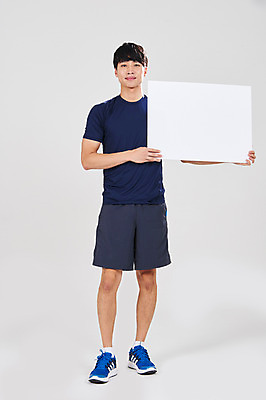 포토 JPG 스튜디오촬영 전신 배너 남자 스포츠 사각프레임 광고판 알림판 실내 한명 서기 들기 성인 앞모습 30대 한국인 성인남자한명만 국내포토 1 뷰포인트 모션 프레임 사람 동양인 내부 장년 사각형 판 남자한명만 성인남자만 파일형식