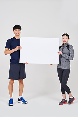 포토 JPG 스튜디오촬영 전신 배너 여자 남자 스포츠 사각프레임 광고판 알림판 실내 서기 들기 성인 두명 앞모습 30대 운동복 한국인 성인만 국내포토 옷 뷰포인트 모션 프레임 사람 동양인 내부 장년 사각형 판 파일형식