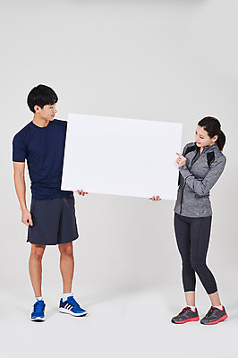 포토 JPG 스튜디오촬영 전신 배너 응시 여자 남자 스포츠 사각프레임 광고판 알림판 실내 서기 들기 성인 두명 앞모습 30대 운동복 한국인 성인만 국내포토 시선 옷 뷰포인트 모션 프레임 사람 동양인 내부 장년 사각형 판 파일형식