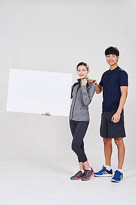 포토 JPG 스튜디오촬영 전신 배너 여자 남자 스포츠 사각프레임 광고판 알림판 실내 서기 들기 성인 두명 앞모습 30대 운동복 한국인 성인만 어깨에손 국내포토 옷 뷰포인트 모션 프레임 사람 동양인 내부 장년 사각형 판 파일형식