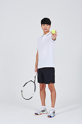 포토 JPG 스튜디오촬영 전신 남자 스포츠 실내 한명 서기 성인 앞모습 30대 한국인 테니스라켓 테니스공 성인남자한명만 국내포토 1 뷰포인트 공 모션 사람 동양인 내부 장년 테니스 라켓 테니스용품 남자한명만 성인남자만 파일형식