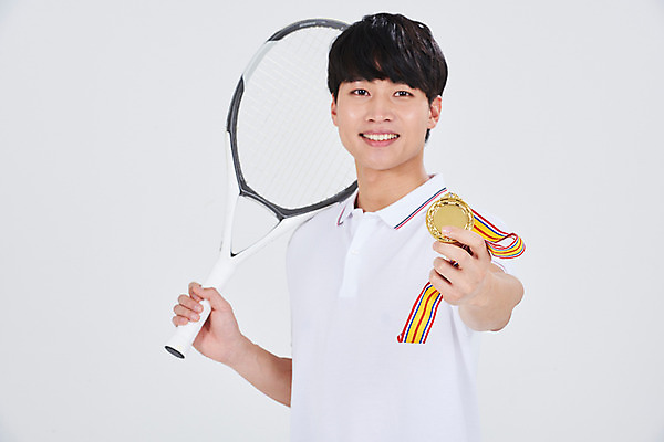 포토 JPG 스튜디오촬영 남자 스포츠 실내 한명 서기 상반신 성인 앞모습 30대 한국인 테니스라켓 금메달 성인남자한명만 국내포토 1 뷰포인트 모션 사람 동양인 내부 장년 테니스 라켓 메달 남자한명만 성인남자만 파일형식