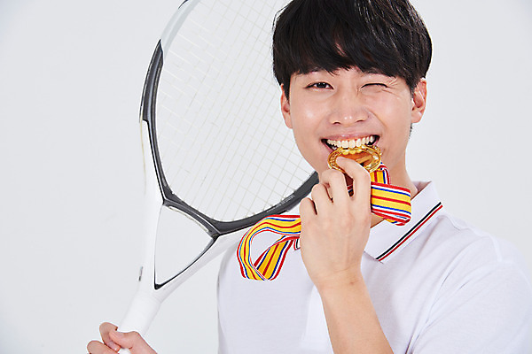 포토 JPG 스튜디오촬영 남자 스포츠 실내 한명 서기 상반신 성인 앞모습 30대 한국인 테니스라켓 금메달 성인남자한명만 국내포토 1 뷰포인트 모션 사람 동양인 내부 장년 테니스 라켓 메달 남자한명만 성인남자만 파일형식