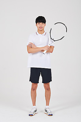 포토 JPG 스튜디오촬영 전신 남자 스포츠 실내 한명 서기 성인 앞모습 30대 팔짱 한국인 테니스 테니스라켓 성인남자한명만 국내포토 1 뷰포인트 모션 사람 동양인 내부 장년 구기 라켓 남자한명만 성인남자만 파일형식