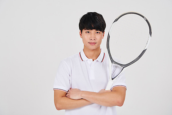 포토 JPG 스튜디오촬영 남자 스포츠 실내 한명 서기 상반신 성인 앞모습 30대 팔짱 한국인 테니스라켓 성인남자한명만 국내포토 1 뷰포인트 모션 사람 동양인 내부 장년 테니스 라켓 남자한명만 성인남자만 파일형식