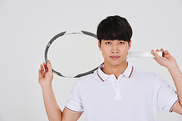 포토 JPG 스튜디오촬영 남자 스포츠 실내 한명 서기 상반신 성인 앞모습 30대 한국인 테니스라켓 성인남자한명만 국내포토 1 뷰포인트 모션 사람 동양인 내부 장년 테니스 라켓 남자한명만 성인남자만 파일형식