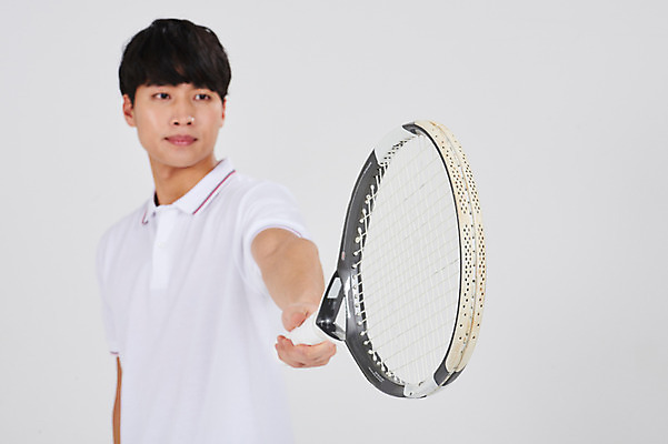 포토 JPG 스튜디오촬영 남자 스포츠 실내 한명 서기 상반신 성인 앞모습 30대 한국인 테니스 테니스라켓 성인남자한명만 국내포토 1 뷰포인트 모션 사람 동양인 내부 장년 구기 라켓 남자한명만 성인남자만 파일형식