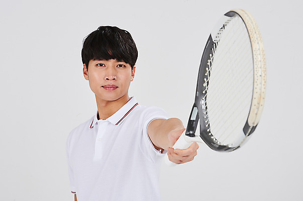 포토 JPG 스튜디오촬영 남자 스포츠 실내 한명 서기 상반신 성인 앞모습 30대 한국인 테니스 테니스라켓 성인남자한명만 국내포토 1 뷰포인트 모션 사람 동양인 내부 장년 구기 라켓 남자한명만 성인남자만 파일형식