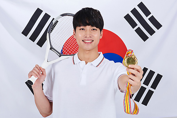 포토 JPG 스튜디오촬영 남자 스포츠 실내 한명 서기 상반신 성인 앞모습 30대 한국인 테니스라켓 태극기 금메달 성인남자한명만 국내포토 1 뷰포인트 모션 사람 동양인 내부 장년 테니스 라켓 국기 메달 남자한명만 성인남자만 파일형식