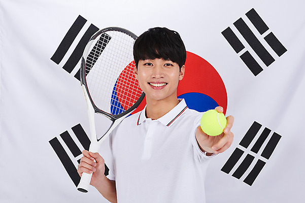 포토 JPG 스튜디오촬영 남자 스포츠 실내 한명 서기 상반신 성인 앞모습 30대 한국인 테니스 테니스라켓 태극기 테니스공 성인남자한명만 국내포토 1 뷰포인트 공 모션 사람 동양인 내부 장년 구기 라켓 테니스용품 국기 남자한명만 성인남자만 파일형식