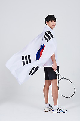 포토 JPG 스튜디오촬영 전신 남자 스포츠 실내 한명 서기 성인 옆모습 30대 한국인 테니스 테니스라켓 태극기 성인남자한명만 국내포토 1 뷰포인트 모션 사람 동양인 내부 장년 구기 라켓 국기 남자한명만 성인남자만 파일형식