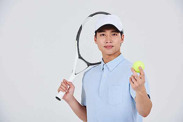 포토 JPG 스튜디오촬영 남자 스포츠 실내 한명 서기 상반신 성인 앞모습 30대 한국인 테니스 테니스라켓 테니스공 성인남자한명만 국내포토 1 뷰포인트 공 모션 사람 동양인 내부 장년 구기 라켓 테니스용품 남자한명만 성인남자만 파일형식