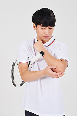 포토 JPG 스튜디오촬영 남자 스포츠 실내 한명 서기 상반신 성인 앞모습 30대 고통 한국인 테니스 테니스라켓 팔꿈치 성인남자한명만 국내포토 1 감정 뷰포인트 모션 사람 동양인 내부 신체부위 장년 구기 라켓 팔 남자한명만 성인남자만 파일형식