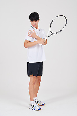 포토 JPG 스튜디오촬영 전신 남자 스포츠 실내 한명 서기 성인 앞모습 30대 한국인 테니스 테니스라켓 어깨통증 성인남자한명만 국내포토 1 뷰포인트 모션 사람 동양인 내부 장년 구기 라켓 질병 남자한명만 성인남자만 파일형식