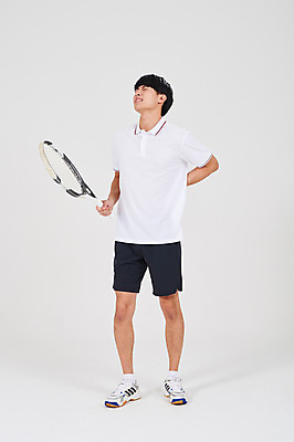 포토 JPG 스튜디오촬영 전신 남자 스포츠 실내 한명 서기 성인 앞모습 30대 한국인 테니스 테니스라켓 허리통증 성인남자한명만 국내포토 1 뷰포인트 모션 사람 동양인 내부 장년 구기 고통 라켓 남자한명만 성인남자만 파일형식