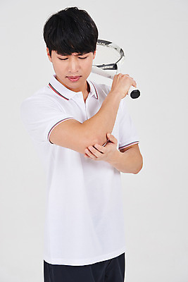 포토 JPG 스튜디오촬영 남자 스포츠 실내 한명 서기 상반신 성인 옆모습 30대 고통 한국인 테니스 테니스라켓 팔꿈치 성인남자한명만 국내포토 1 감정 뷰포인트 모션 사람 동양인 내부 신체부위 장년 구기 라켓 팔 남자한명만 성인남자만 파일형식