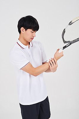 포토 JPG 스튜디오촬영 남자 스포츠 실내 한명 서기 상반신 성인 옆모습 30대 한국인 테니스 테니스라켓 성인남자한명만 손목통증 국내포토 1 뷰포인트 모션 사람 동양인 내부 장년 구기 고통 라켓 남자한명만 성인남자만 파일형식