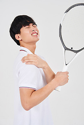 포토 JPG 스튜디오촬영 남자 스포츠 실내 한명 서기 상반신 성인 옆모습 30대 한국인 테니스 테니스라켓 어깨통증 성인남자한명만 국내포토 1 뷰포인트 모션 사람 동양인 내부 장년 구기 라켓 질병 남자한명만 성인남자만 파일형식