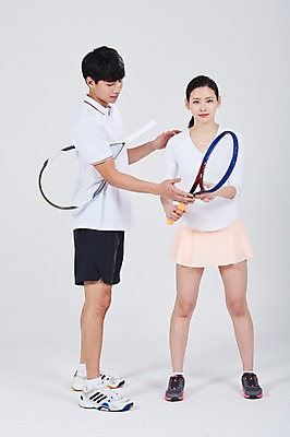 포토 JPG 스튜디오촬영 전신 여자 남자 스포츠 실내 서기 성인 두명 앞모습 옆모습 30대 한국인 테니스 테니스라켓 감독 자세교정 성인만 국내포토 직업 뷰포인트 모션 사람 동양인 내부 장년 구기 라켓 연습 파일형식
