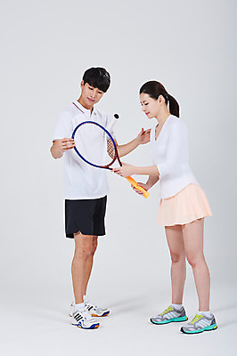 포토 JPG 스튜디오촬영 전신 여자 남자 스포츠 실내 서기 성인 두명 앞모습 옆모습 30대 한국인 테니스 테니스라켓 가르침 감독 자세교정 성인만 국내포토 직업 교육 뷰포인트 모션 사람 동양인 내부 장년 구기 라켓 연습 파일형식