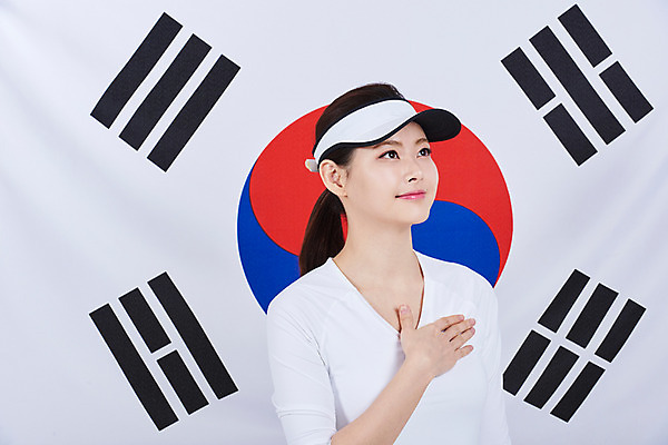 포토 JPG 스튜디오촬영 여자 스포츠 실내 한명 서기 상반신 성인 앞모습 30대 한국인 태극기 경례 국기에대한경례 성인여자한명만 국내포토 1 뷰포인트 모션 사람 동양인 내부 장년 인사 국기 여자한명만 성인여자만 파일형식