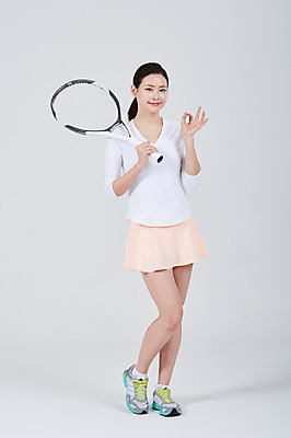 포토 JPG 스튜디오촬영 전신 여자 스포츠 실내 한명 서기 성인 앞모습 30대 한국인 테니스 테니스라켓 OK 성인여자한명만 국내포토 1 뷰포인트 모션 사람 동양인 손짓 내부 장년 구기 라켓 여자한명만 성인여자만 파일형식