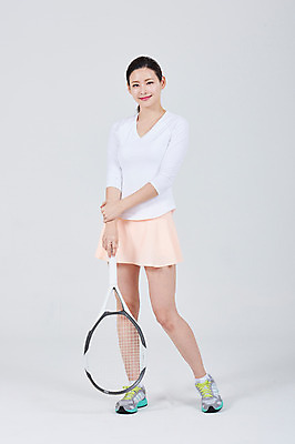 포토 JPG 스튜디오촬영 전신 여자 스포츠 실내 한명 서기 미소 성인 앞모습 30대 한국인 테니스 테니스라켓 성인여자한명만 국내포토 1 뷰포인트 모션 표정 사람 동양인 내부 장년 구기 라켓 여자한명만 성인여자만 파일형식