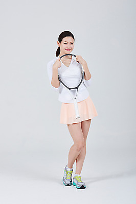 포토 JPG 스튜디오촬영 전신 여자 스포츠 실내 한명 서기 성인 앞모습 30대 한국인 테니스라켓 성인여자한명만 국내포토 1 뷰포인트 모션 사람 동양인 내부 장년 테니스 라켓 여자한명만 성인여자만 파일형식