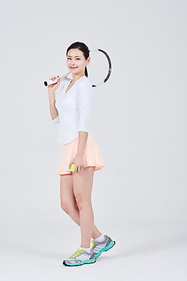 포토 JPG 스튜디오촬영 전신 여자 스포츠 실내 한명 서기 성인 앞모습 30대 한국인 테니스 테니스라켓 테니스공 성인여자한명만 국내포토 1 뷰포인트 공 모션 사람 동양인 내부 장년 구기 라켓 테니스용품 여자한명만 성인여자만 파일형식