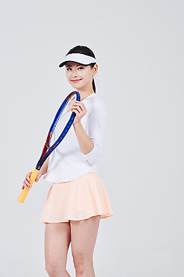 포토 JPG 스튜디오촬영 모자 여자 스포츠 실내 한명 서기 미소 상반신 성인 옆모습 30대 한국인 테니스 잡기 테니스라켓 성인여자한명만 국내포토 1 잡화 뷰포인트 모션 표정 사람 동양인 내부 장년 구기 라켓 여자한명만 성인여자만 파일형식