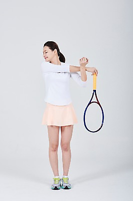 포토 JPG 스튜디오촬영 전신 여자 스포츠 실내 한명 서기 미소 성인 앞모습 30대 스트레칭 한국인 테니스 테니스라켓 성인여자한명만 국내포토 1 뷰포인트 모션 표정 사람 동양인 내부 장년 운동 구기 라켓 여자한명만 성인여자만 파일형식