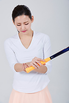 포토 JPG 스튜디오촬영 여자 스포츠 실내 한명 서기 상반신 성인 앞모습 30대 한국인 테니스 테니스라켓 성인여자한명만 손목통증 국내포토 1 뷰포인트 모션 사람 동양인 내부 장년 구기 고통 라켓 여자한명만 성인여자만 파일형식