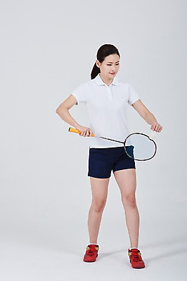 포토 JPG 스튜디오촬영 전신 응시 여자 스포츠 서브 실내 한명 서기 성인 앞모습 30대 한국인 배드민턴라켓 셔틀콕 배드민턴 성인여자한명만 국내포토 1 시선 스포츠용품 뷰포인트 모션 사람 동양인 내부 장년 구기 라켓 여자한명만 성인여자만 파일형식