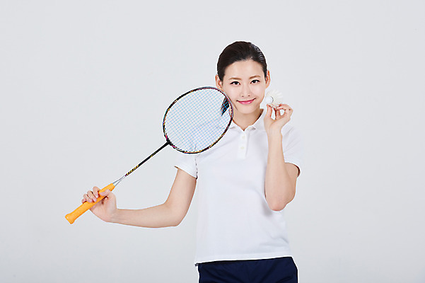 포토 JPG 스튜디오촬영 여자 스포츠 실내 한명 서기 미소 상반신 성인 앞모습 30대 한국인 배드민턴라켓 셔틀콕 배드민턴 성인여자한명만 국내포토 1 스포츠용품 뷰포인트 모션 표정 사람 동양인 내부 장년 구기 라켓 여자한명만 성인여자만 파일형식