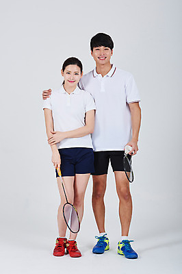 포토 JPG 스튜디오촬영 전신 여자 남자 스포츠 실내 서기 미소 성인 두명 앞모습 30대 한국인 배드민턴라켓 셔틀콕 배드민턴 성인만 어깨에손 국내포토 스포츠용품 뷰포인트 모션 표정 사람 동양인 내부 장년 구기 라켓 파일형식