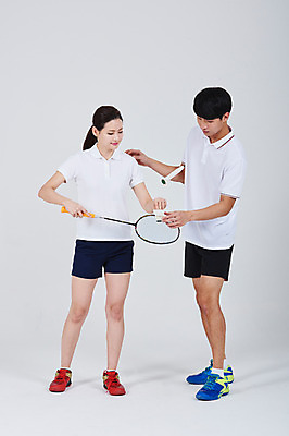 포토 JPG 스튜디오촬영 전신 여자 남자 스포츠 실내 서기 성인 두명 앞모습 옆모습 30대 한국인 배드민턴라켓 가르침 셔틀콕 배드민턴 성인만 국내포토 교육 스포츠용품 뷰포인트 모션 사람 동양인 내부 장년 구기 라켓 파일형식