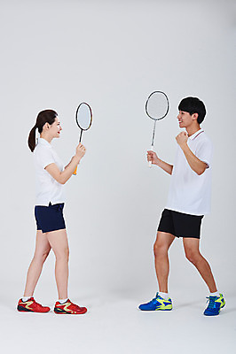 포토 JPG 스튜디오촬영 전신 여자 남자 스포츠 실내 서기 성인 두명 옆모습 30대 마주보기 파이팅 주먹 한국인 배드민턴라켓 성인만 국내포토 뷰포인트 모션 사람 동양인 내부 장년 라켓 파일형식