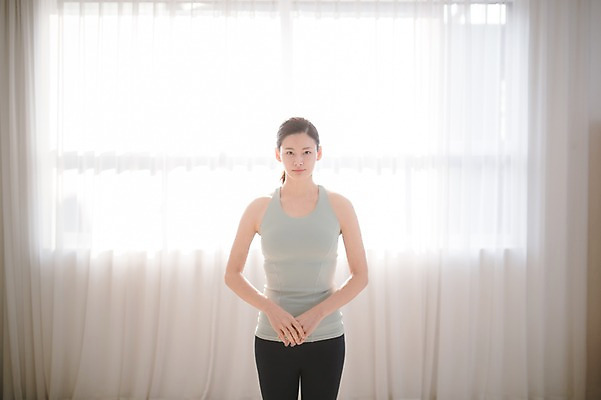 포토 JPG 여자 휴식 실내 한명 서기 미소 상반신 성인 앞모습 30대 한국인 손모으기 성인여자한명만 국내포토 1 뷰포인트 컨셉 모션 표정 사람 동양인 손짓 내부 장년 여자한명만 성인여자만 파일형식 인종 여자만 성인만