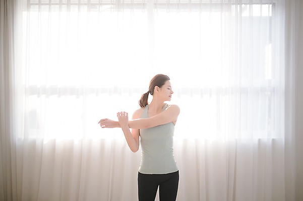 포토 JPG 여자 여유 실내 한명 서기 상반신 성인 앞모습 30대 눈감음 스트레칭 한국인 성인여자한명만 국내포토 1 감정 뷰포인트 모션 사람 동양인 내부 장년 운동 여자한명만 성인여자만 파일형식