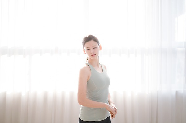 포토 JPG 여자 여유 실내 한명 서기 상반신 성인 옆모습 30대 스트레칭 한국인 성인여자한명만 국내포토 1 감정 뷰포인트 모션 사람 동양인 내부 장년 운동 여자한명만 성인여자만 파일형식