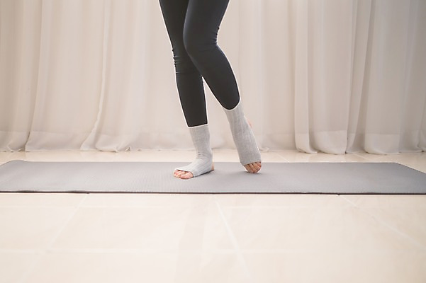 포토 JPG 여자 실내 한명 서기 성인 앞모습 신체부위 30대 스트레칭 한국인 하반신 매트 다리 발목운동 성인여자한명만 국내포토 1 뷰포인트 모션 사람 동양인 내부 장년 운동 여자한명만 성인여자만 파일형식