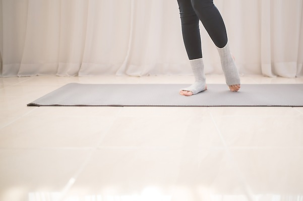 포토 JPG 여자 실내 한명 서기 성인 앞모습 신체부위 30대 스트레칭 한국인 하반신 매트 다리 발목운동 성인여자한명만 국내포토 1 뷰포인트 모션 사람 동양인 내부 장년 운동 여자한명만 성인여자만 파일형식