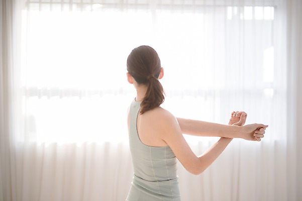 포토 JPG 여자 여유 실내 한명 서기 상반신 성인 옆모습 30대 스트레칭 한국인 성인여자한명만 국내포토 1 감정 뷰포인트 모션 사람 동양인 내부 장년 운동 여자한명만 성인여자만 파일형식