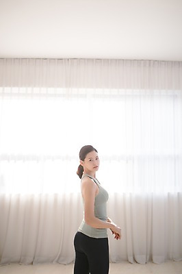 포토 JPG 응시 여자 실내 한명 서기 상반신 성인 옆모습 30대 스트레칭 한국인 성인여자한명만 국내포토 1 시선 뷰포인트 모션 사람 동양인 내부 장년 운동 여자한명만 성인여자만 파일형식 건강 인종 여자만 성인만