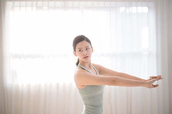 포토 JPG 여자 여유 실내 한명 서기 상반신 성인 옆모습 30대 스트레칭 한국인 성인여자한명만 국내포토 1 감정 뷰포인트 모션 사람 동양인 내부 장년 운동 여자한명만 성인여자만 파일형식