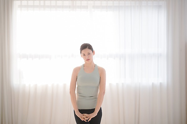 포토 JPG 여자 여유 휴식 실내 한명 서기 상반신 성인 앞모습 30대 한국인 손모으기 성인여자한명만 국내포토 1 감정 뷰포인트 컨셉 모션 사람 동양인 손짓 내부 장년 여자한명만 성인여자만 파일형식