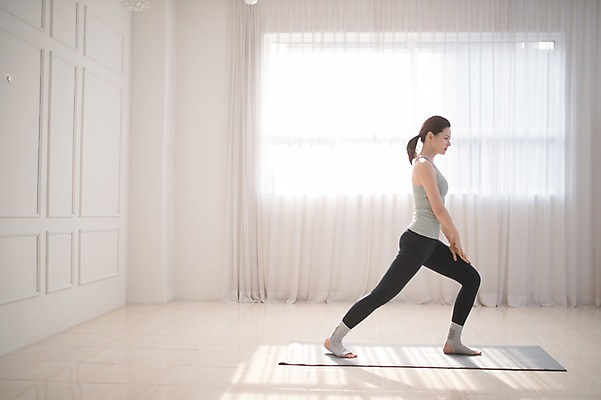 포토 JPG 전신 여자 요가 실내 건강 한명 서기 성인 옆모습 30대 운동 한국인 요가자세 매트 성인여자한명만 무릎구부리기 국내포토 1 웰빙 뷰포인트 포즈 모션 사람 동양인 내부 장년 여자한명만 성인여자만 파일형식