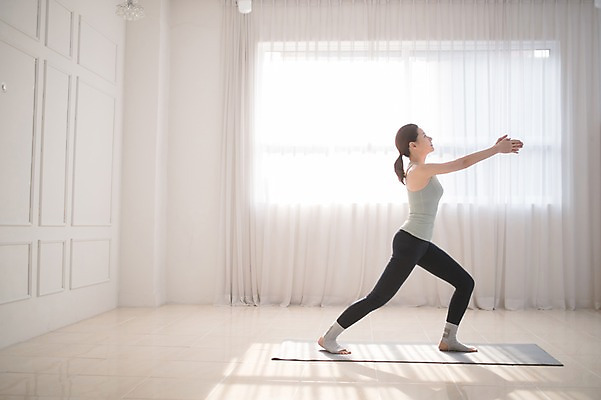 포토 JPG 전신 여자 요가 실내 건강 한명 서기 성인 옆모습 30대 운동 한국인 요가자세 매트 성인여자한명만 무릎구부리기 국내포토 1 웰빙 뷰포인트 포즈 모션 사람 동양인 내부 장년 여자한명만 성인여자만 파일형식